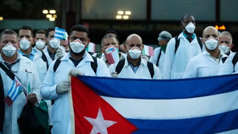 ¡Ay, mi madre! ¿Los médicos cubanos en México son más que batas blancas?