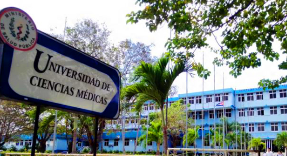 ¡Falta de comida y pasaje en la Facultad de Medicina de Santiago!