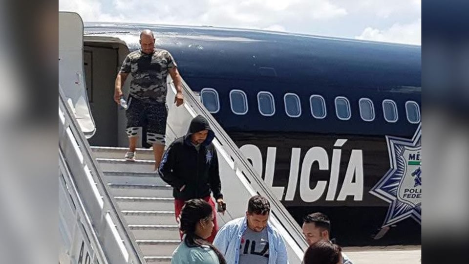 ¡Zafarrancho en el Aire! México Envía Cubanos Deportados Directo Pa' La Habana