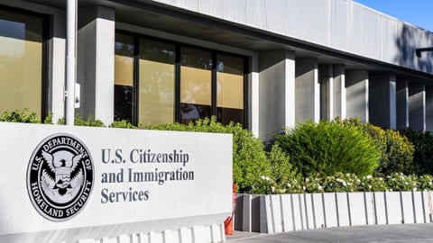 Nueva Regla Migratoria de EE.UU. Eleva el Riesgo de Deportación por Dirección Desactualizada