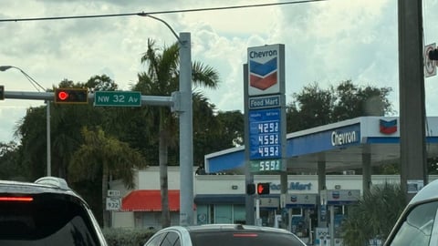 El combustible baja en el sur de Florida, ofreciendo alivio a los conductores