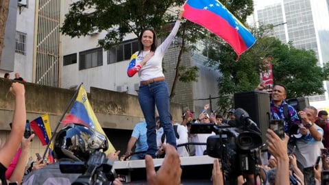 María Corina Machado Regresa a Caracas: Multitudes Reciben a la Líder Opositora