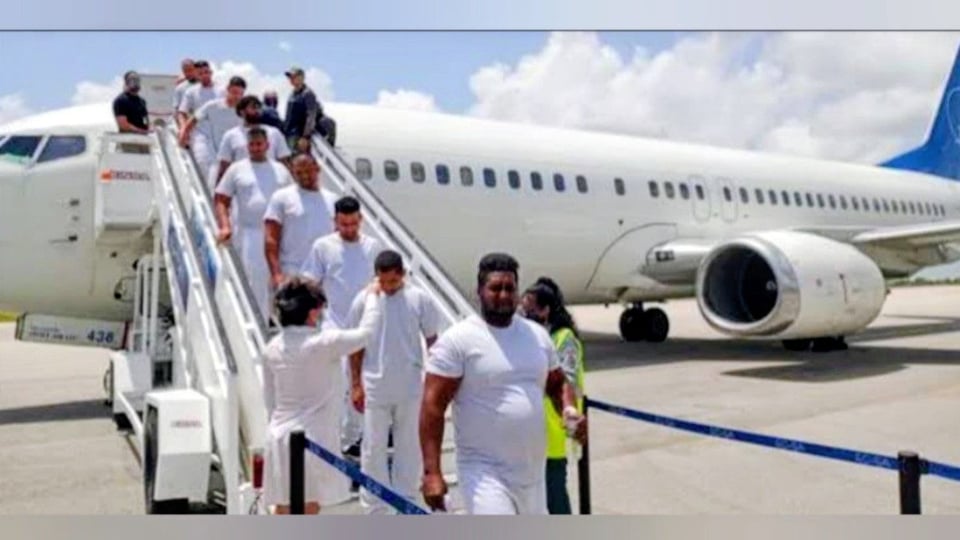 ¿Y este cubano se quedó en el aire? Preso desde que pisó tierra gringa y lo mandaron pa' La Habana.