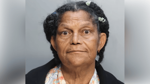 ¿Y esta abuela se voló? Con todo y moto la chocó y huyó