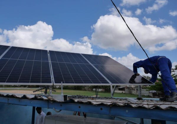¡Paneles Solares al Rescate! Etecsa Le Pone Energía Limpia a los Apagones Cubanos