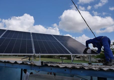 ¡Paneles Solares al Rescate! Etecsa Le Pone Energía Limpia a los Apagones Cubanos