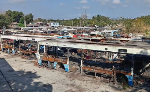 Cementerio de Ómnibus en La Habana Muestra Crisis del Transporte Cubano