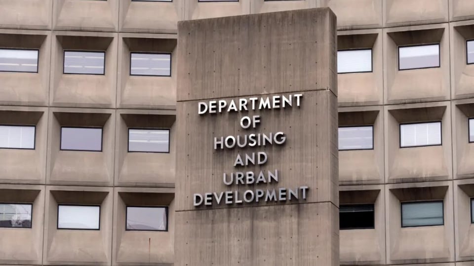 ¡Tremendo papalote! ¿HUD va a botar gente de la casa?