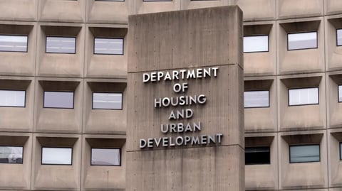 ¡Tremendo papalote! ¿HUD va a botar gente de la casa?