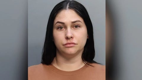 Cubana en Miami enfrenta cargos criminales y migratorios tras pelea laboral