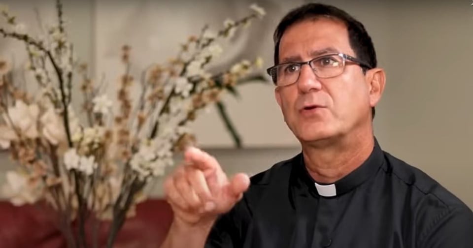 Sacerdote Cubano Ve Posible Transición Democrática en Cuba