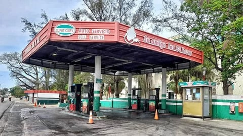 La Habana en la Penumbra: Apagones y Escasez Recrudecen la Vida Cotidiana