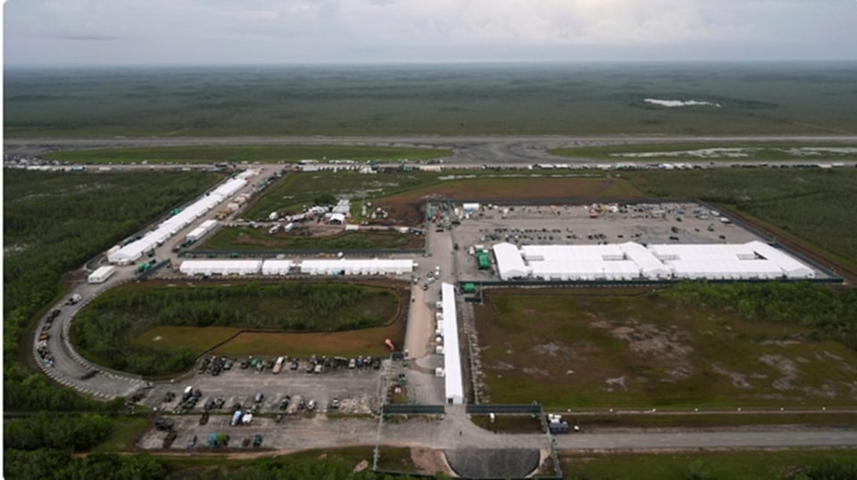 ¡Se Acabó “La Cárcel de Caimanes”! Florida Cierra Centro Migratorio Millonario Tras Polémica