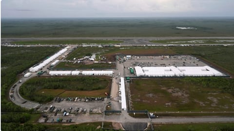 Florida Cierra el Polémico Centro Migratorio "Alcatraz de los Caimanes"