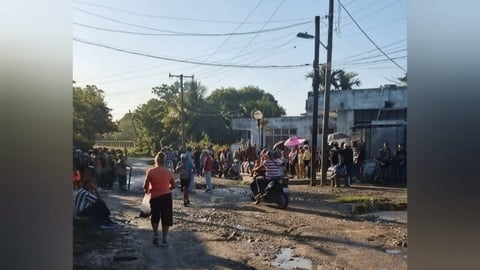 Cubanos en fila entre charcos para acceder a efectivo en bancos