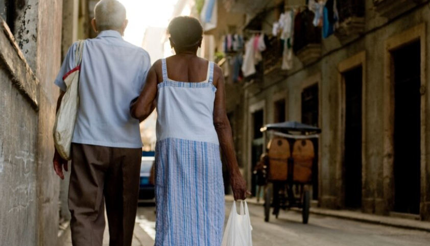 ¿Privatizan los Cuidados en Cuba? ¡Hasta la vejez se vende!