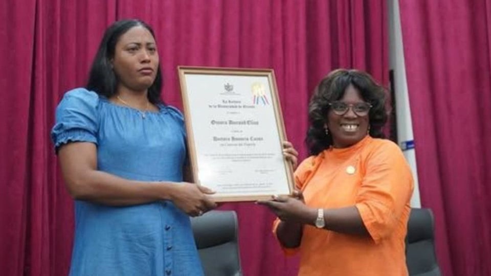 Omara Durand recibe Doctorado Honoris Causa en Cuba