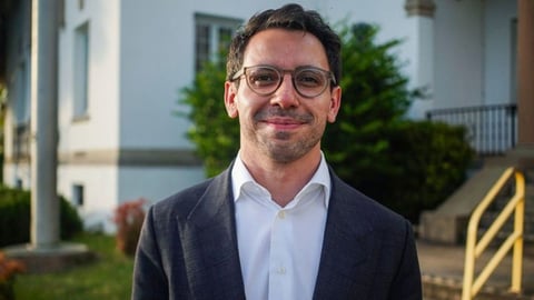 ¡Agárrense los timones! Un candidato quiere quitar licencias a los que no saben inglés... ¡¿Qué invento es este?!