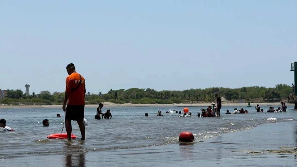 ¿Y esta cubana en Playa Linda? Arrastrada por las olas en México