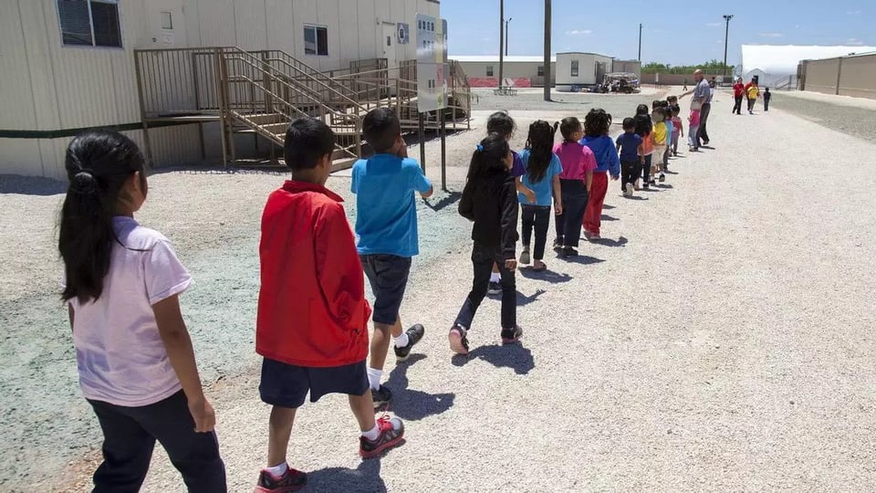 Deportan a bebé enfermo de centro migratorio en Texas, crece la polémica