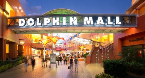 ¿Bomba en Dolphin Mall? Cierre y Policía Desatan Tremendo Alboroto