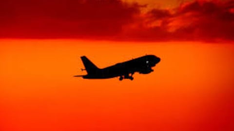 Vuelo de Delta Regresa a São Paulo Tras Fallo de Motor con Chispas Visibles