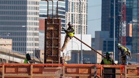 Mercado laboral de EE.UU. se debilita: 92,000 empleos perdidos y desempleo sube a 4.4%