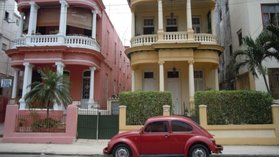 Cuba Prohíbe el Uso de Efectivo para Comprar Casas