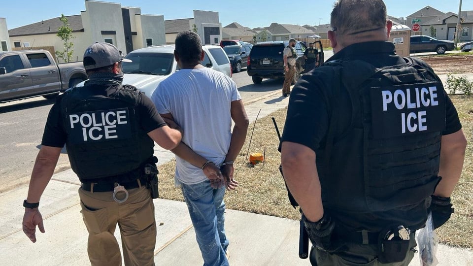 ¿Y tú supiste lo último? ICE está que arde con arrestos, ¡pero las deportaciones van lentas!