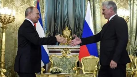 Rusia le da palique a Cuba, pero en la calle no cae ni gota de petróleo
