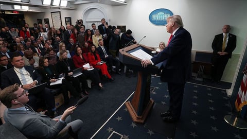 Tensión en la Casa Blanca: Cadenas de TV se retiran de actos de Trump y anuncian demanda