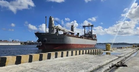 Quinto barco mexicano de ayuda humanitaria llega a Cuba en medio de crisis