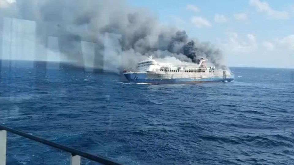 ¿Se te quema el ferry? Incendio infernal deja muertos y desaparecidos en Indonesia