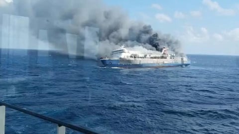 ¿Se te quema el ferry? Incendio infernal deja muertos y desaparecidos en Indonesia