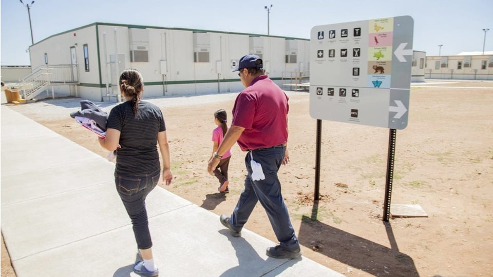 ¿Qué hacen congresistas gringos en el centro de ‘la calor’ con familias migrantes?