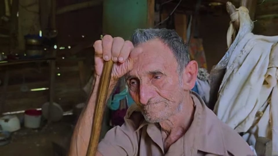 ¡Pobre Juan! Viejo ciego en Holguín vive en la miseria y lo ayuda un activista