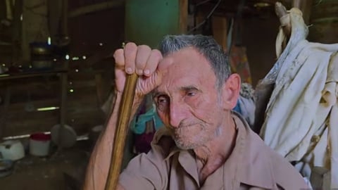 Anciano ciego y solo en Holguín vive en la miseria y el abandono