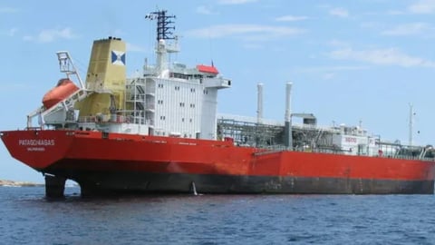 El ‘Eugenia Gas’ Regresa de Jamaica con Bodegas Vacías, Agravando la Crisis Energética Cubana