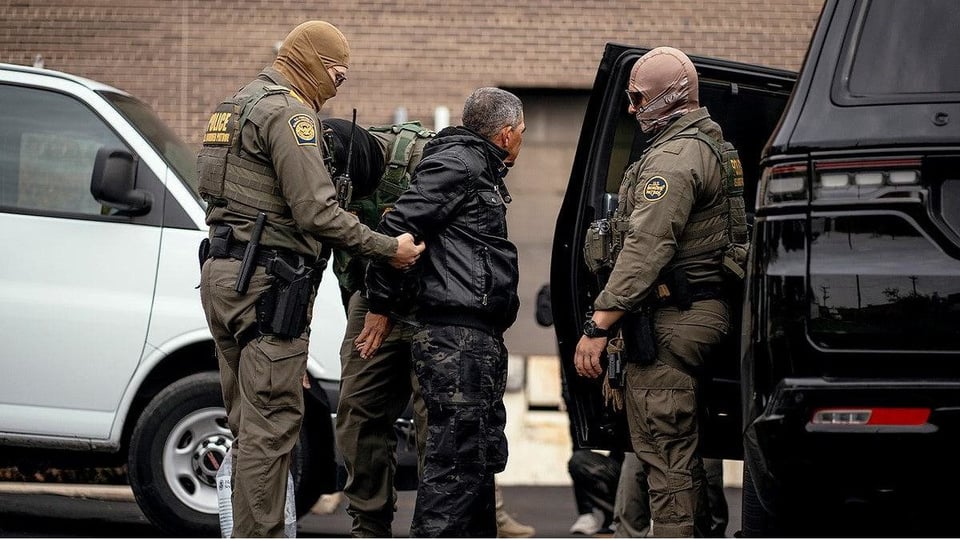 ¡Aguanta el Paquete! Trump Quiere 3.000 Arrestos Diarios y Un Ejército de Agentes en la Calle