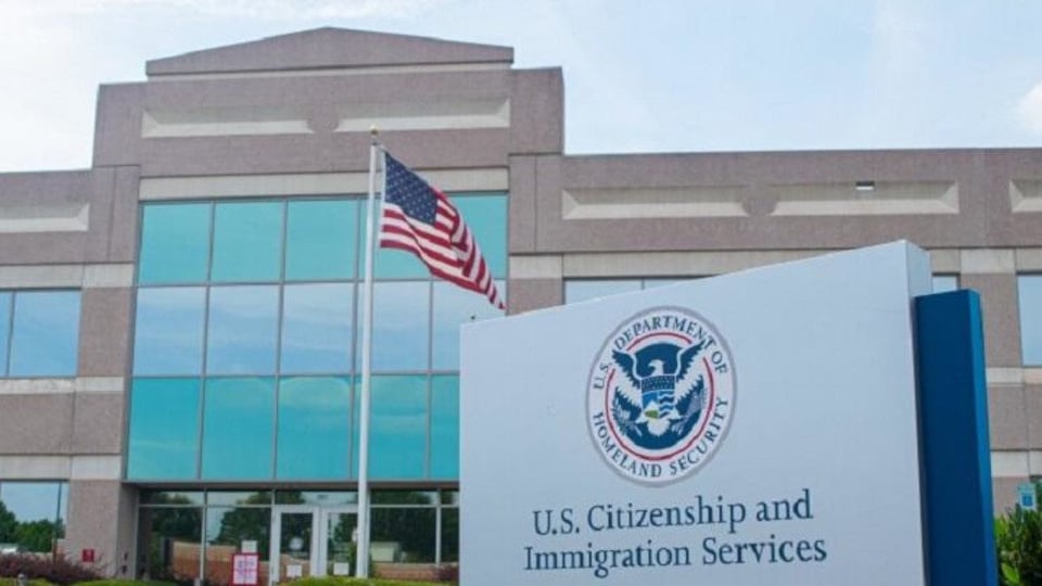 ¡Alerta Migratoria! USCIS Descongela Casos Cubanos tras Orden Judicial, pero Mantiene Su Protesta