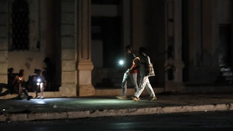 ¿A Oscuras y Sin Salida? Cuba se Ahoga en un Déficit Eléctrico de 1,700 MW