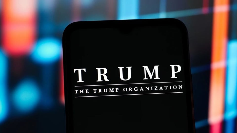 ¿¡Sacaron al Trump de las cuentas por dinero sucio o por ser conservador!?