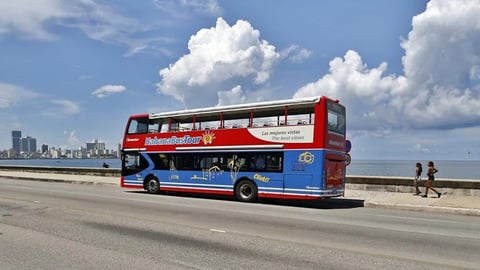 ¡El turismo cubano cogió una recta y se fue de pecho contra el asfalto en 2025!