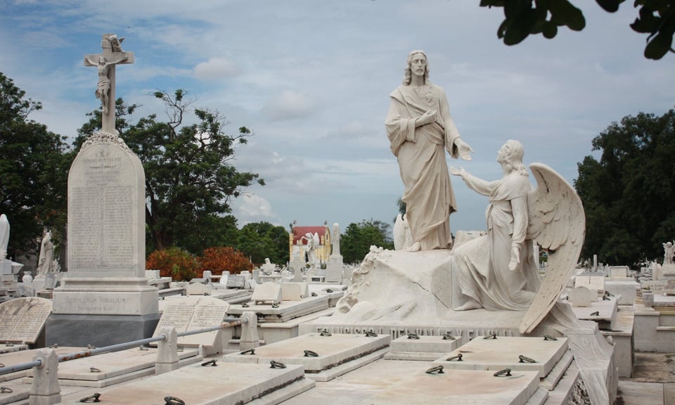 Profanan nichos en el Cementerio de Colón y reavivan denuncias sobre deterioro