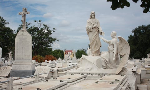 Profanan nichos familiares en el Cementerio de Colón, reavivando denuncias sobre deterioro