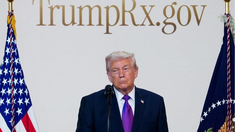 ¡Trump se hizo el farmacéutico y la gente no sabe si es remedio o embuste!