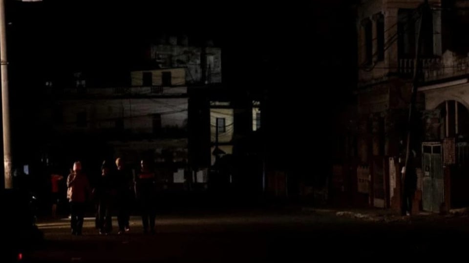 ¿25 Metros de Cable y una Isla a Oscuras? ¡El Vedado se Quedó Sin Luz por una Poca Cosa!