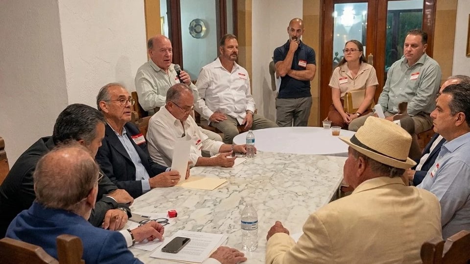 ¿El Exilio Cubano Quiere Invertir en Cuba... Pero Con Pleito? ¡Piden Cambio de Gobierno Pa' Poner la Plata!