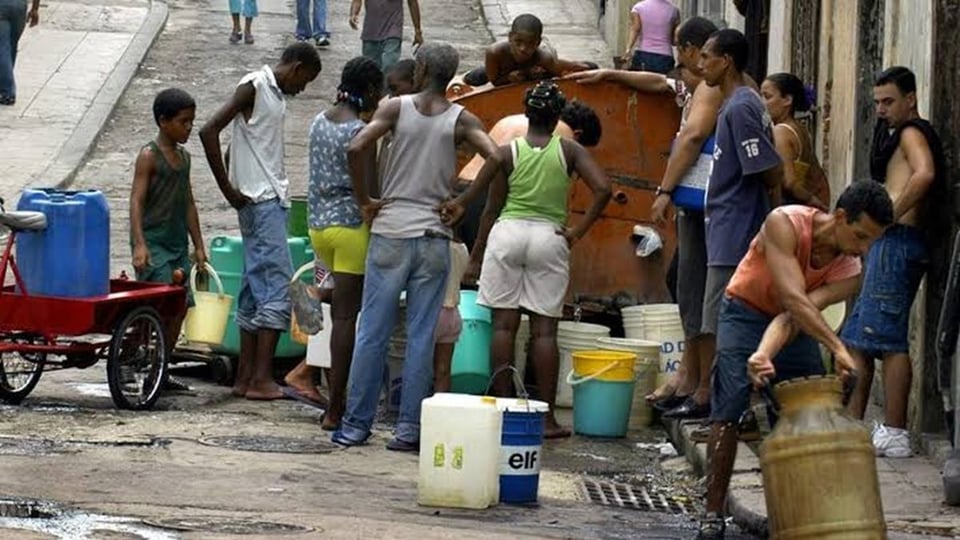 Avería en conductora principal causa cortes de agua en La Habana