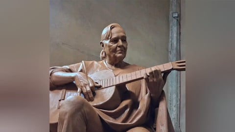 Escultura Homenaje a Teresita Fernández Avanza en La Habana